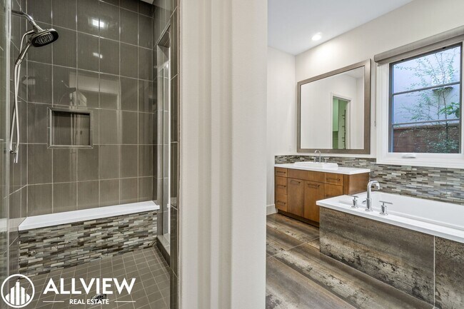 Building Photo - Luxurious and Rare 5 Bed 5.5 Bath Located ...