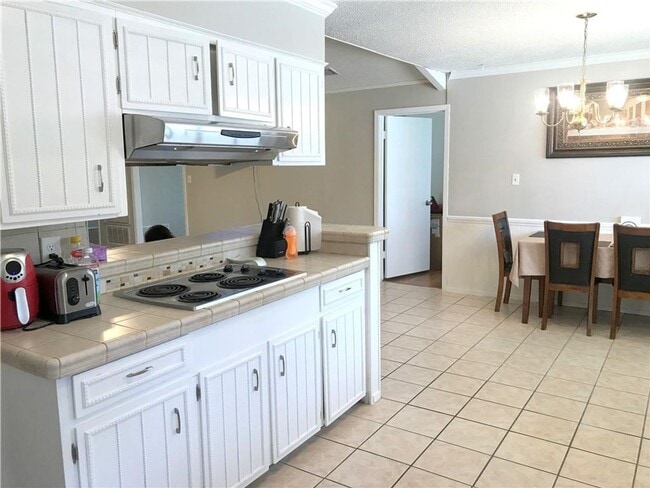 Building Photo - 5 Bedroom 3 Full Baths on the Southside