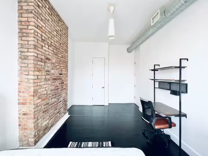 Building Photo - Furnished room/NOT APARTMENT