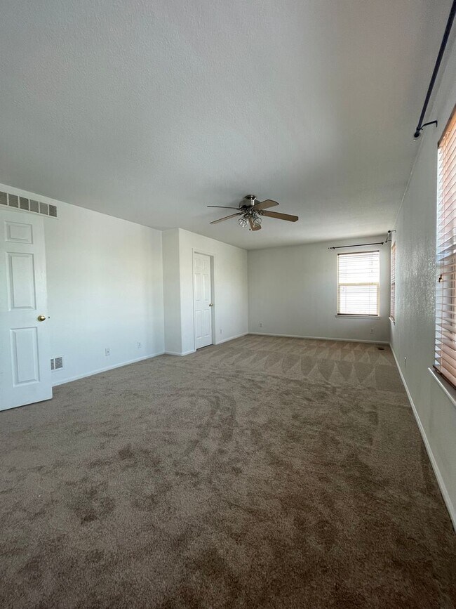 Building Photo - Spacious and Bright with a GREAT YARD,4bd/3.5 ba Home in Northglenn, Near Parks, New Paint and Ca...