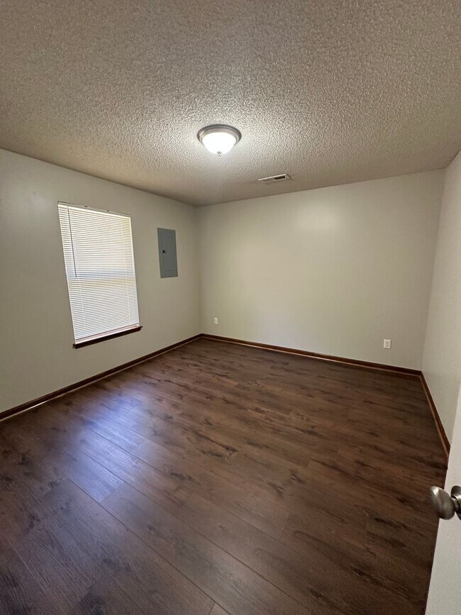 Building Photo - 2 Bed Single Level Duplex in Grain Valley
