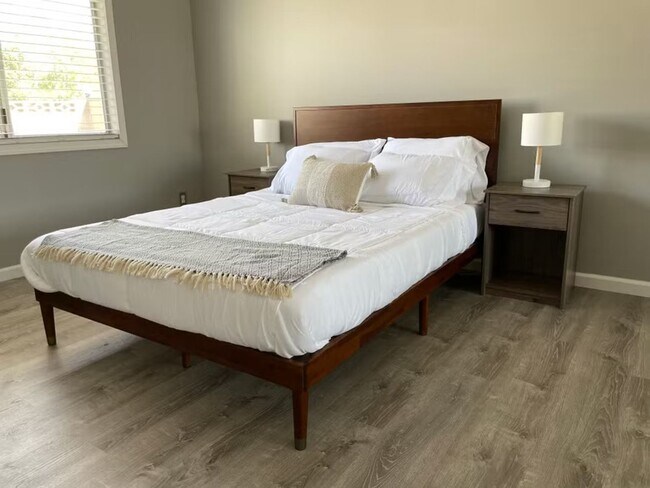 Building Photo - 1600 N Sierra View St