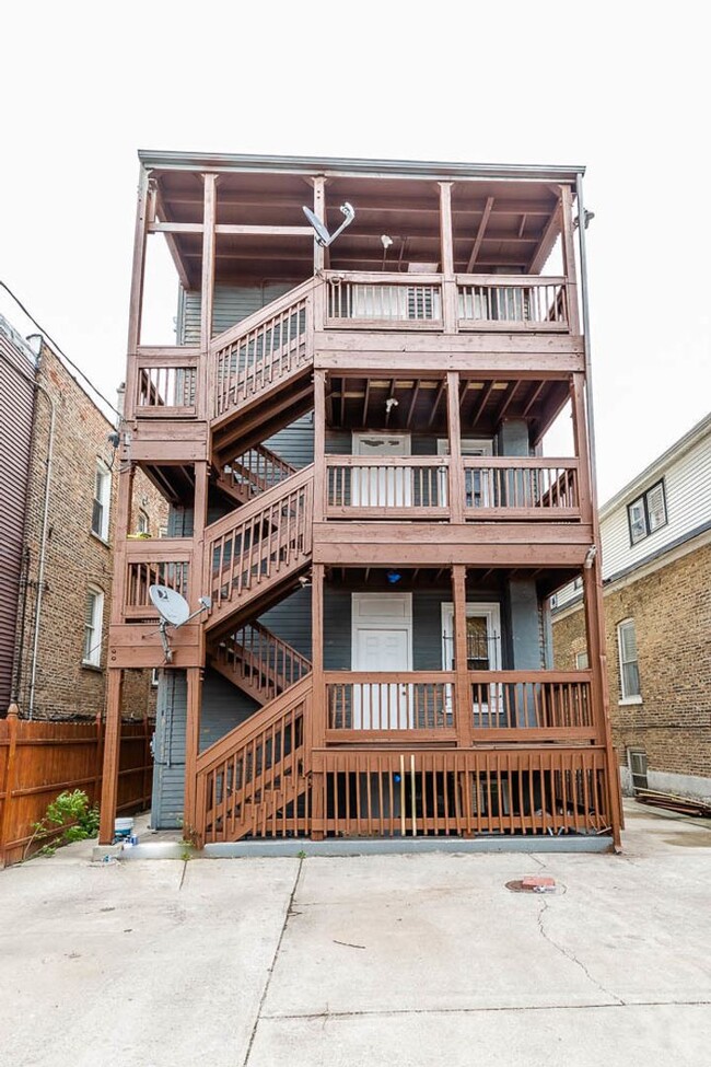 Building Photo - Beautiful 3- Bedroom Apartment