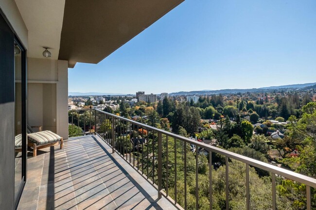Building Photo - Gorgeous 2 Bed / 2 Bath Top Floor Condo wi...