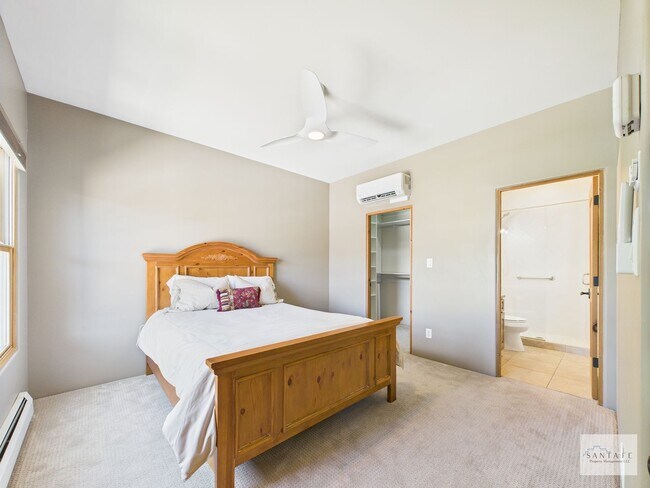 Building Photo - Beautifully Done Custom Built Townhouse wi...