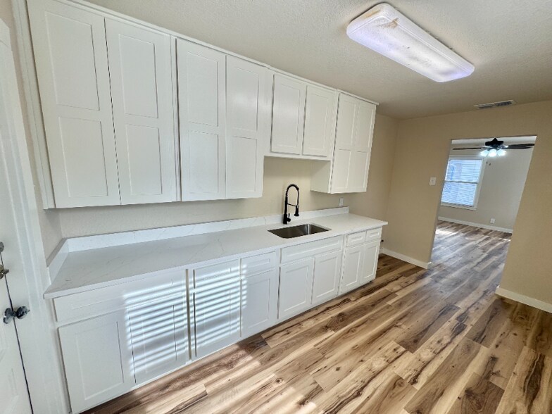 Building Photo - 4818 Hamlett Dr