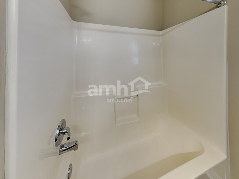 Building Photo - 858 N Wooden Ln