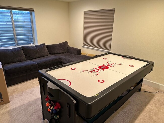 Building Photo - Beautiful 5B home in Erie Available January 2026 !