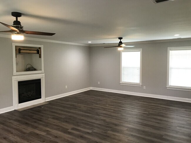 Building Photo - Beautiful Home in Indian Hills