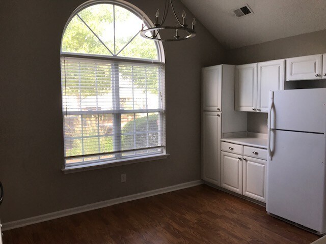 Building Photo - Desired Location for this 3 bedroom 2 bath...