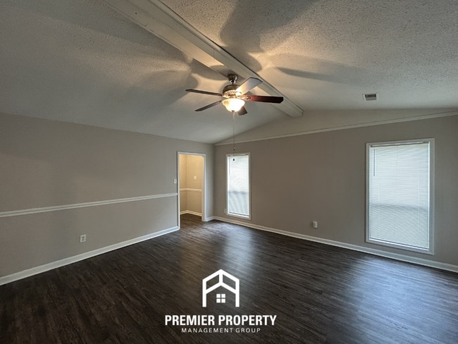 Building Photo - Charming 3BR/2BA Southaven Cove | Vaulted Ceilings, Fireplace & 2-Car Garage