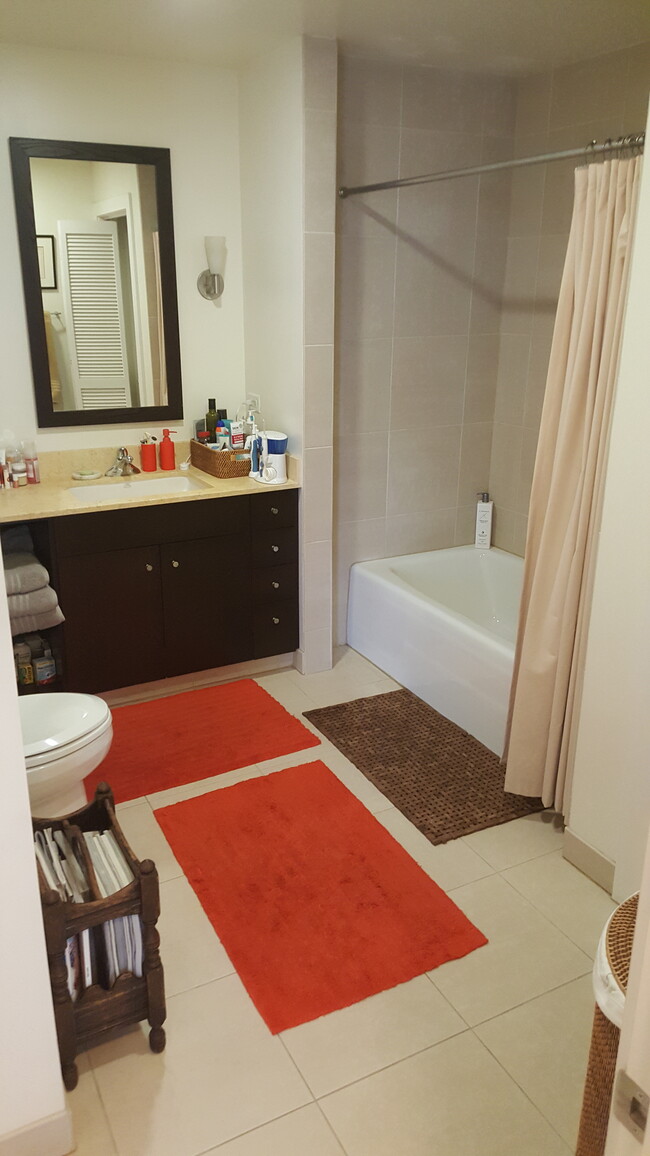 Spacious bathroom - 585 Ninth Street