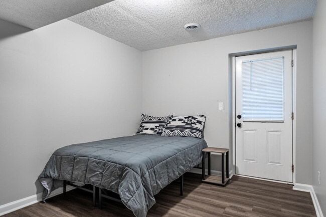 Building Photo - Gorgeous Atlanta House, Close to Parks & Amenities