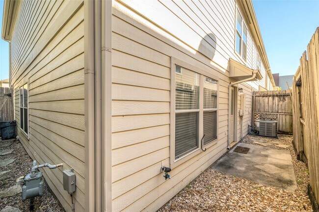 Building Photo - 1719 Redwing Bluff Dr