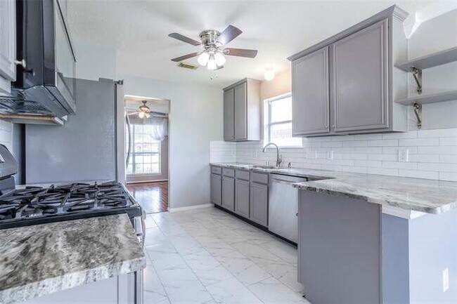 Building Photo - 221 Armand Bay Dr