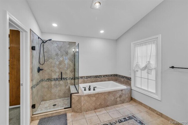 Building Photo - 45077 Roundview Dr