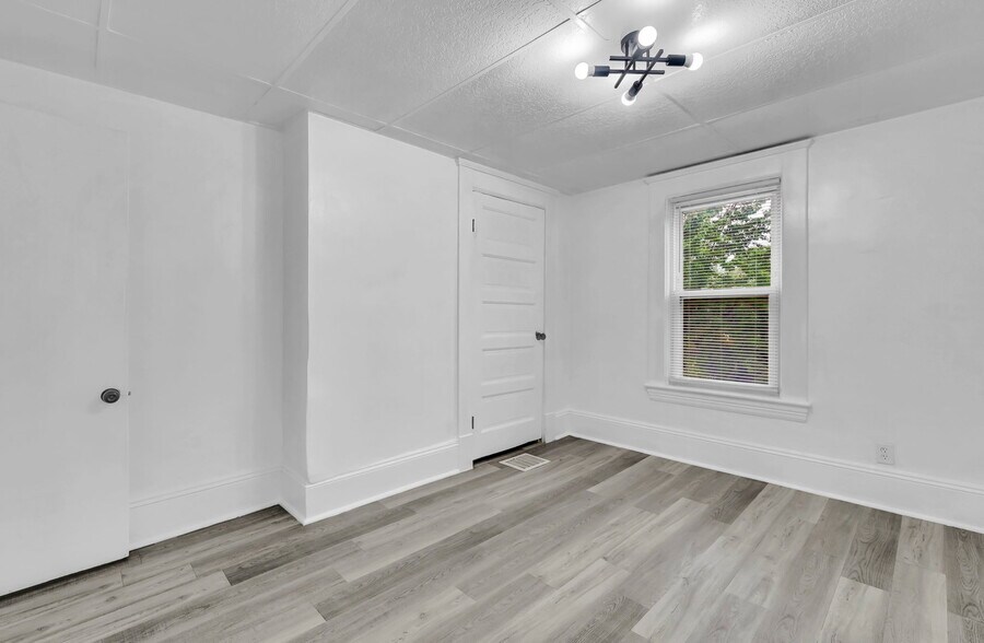 Building Photo - 1423 E 111th St