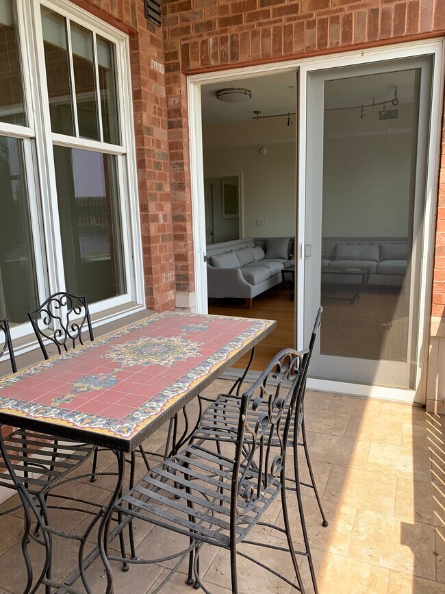 Building Photo - 540 S Lakeshore Blvd