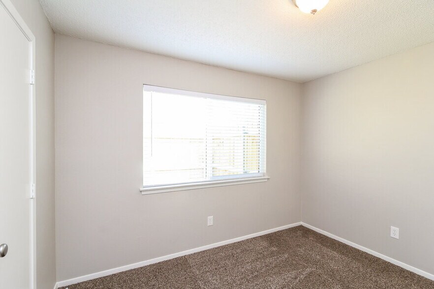 Building Photo - 2534 Bentley Dr