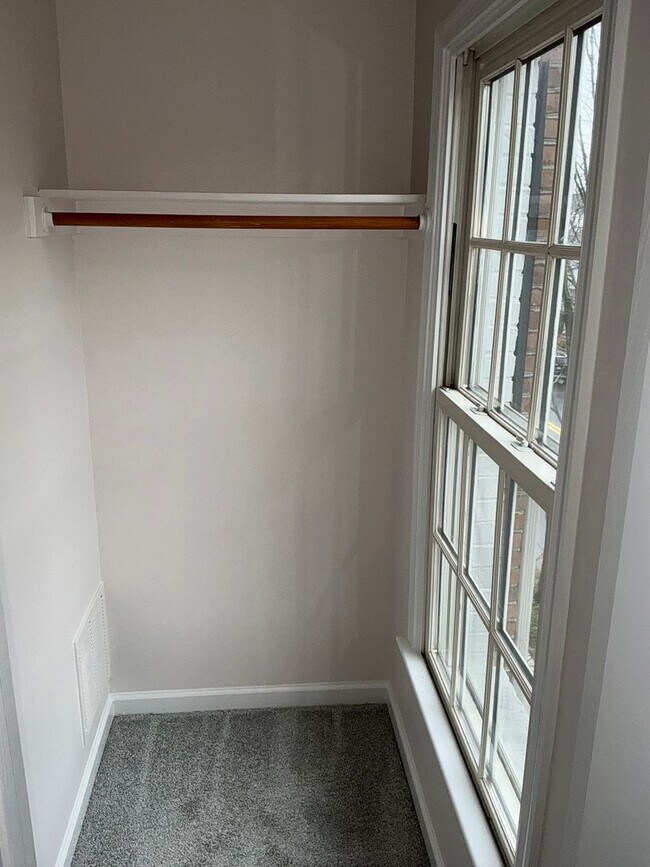 Building Photo - Beautiful 4BR 4.5BA 4 level townhome with 2 car attached garage located in the Fallsgrove Community