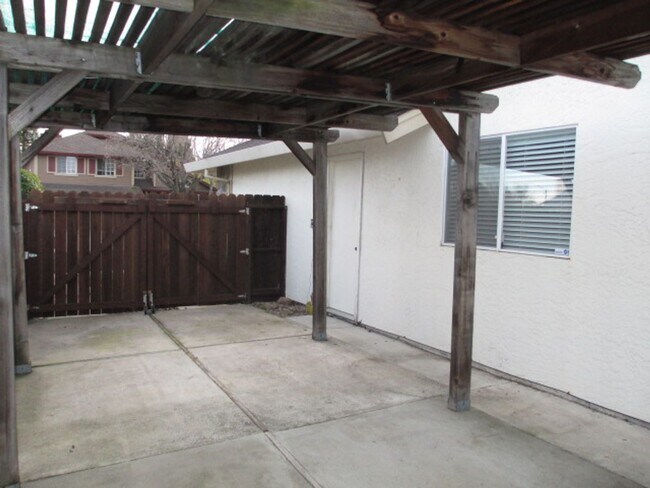 Building Photo - Woodcreek Oaks area home.