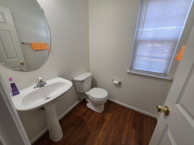 Building Photo - 558 Windsong Dr