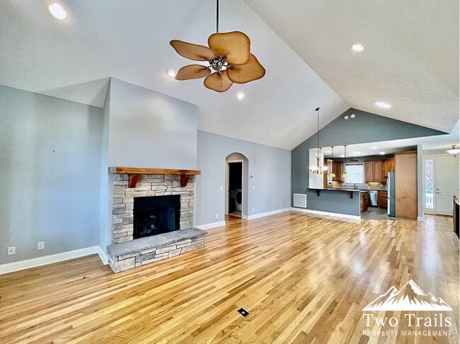 Building Photo - LUXURY MOUNTAIN LIVING IN GATED COMMUNITY