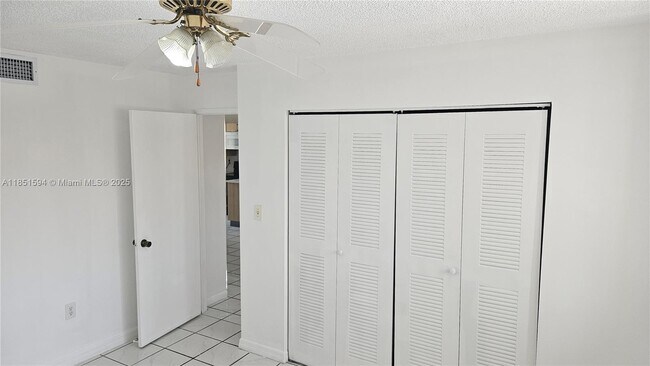 Building Photo - 2710 W 60th Pl