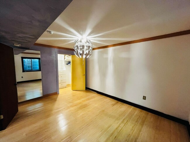 Building Photo - Wonderfully Eclectic Bainbridge Home, Perfect for Nature Lovers!