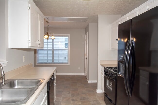 Building Photo - BEAUTIFUL 3 BEDROOM / 2 BATH HOME WITH PRIVACY FENCE!