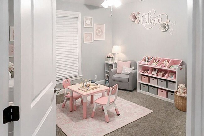 Building Photo - Pet Friendly Three Bedroom with Bonus!