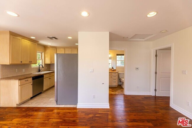 Building Photo - 12833 Delano St