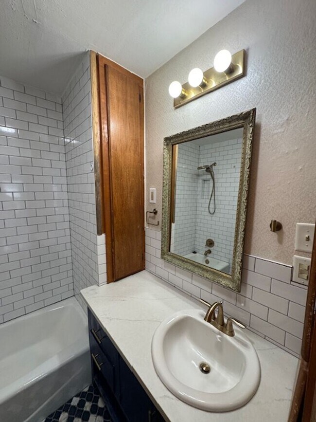 Building Photo - 3 bed 1 bath in Chickasha! great updates!