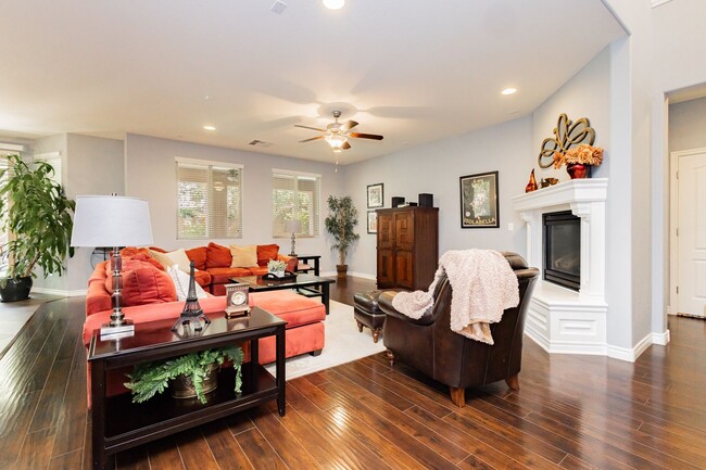 Building Photo - Stunning 4 bedroom 3.5 bath home with 3 ca...