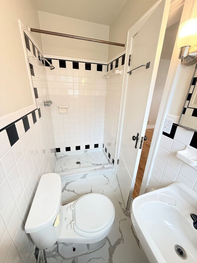 Building Photo - Newly renovated 4 bed 2 bath home