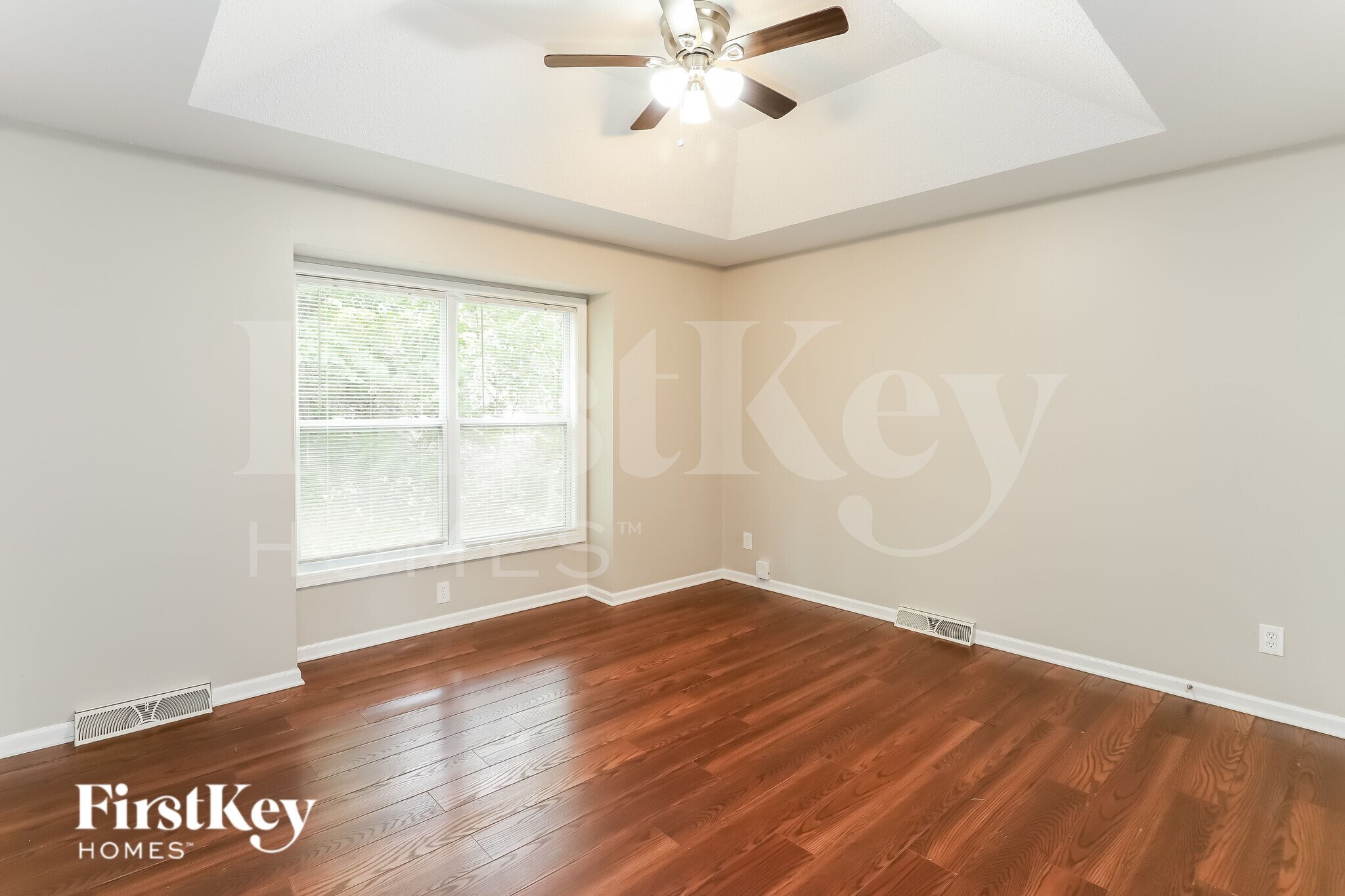 Building Photo - 5905 NW Whispering Oaks Ln