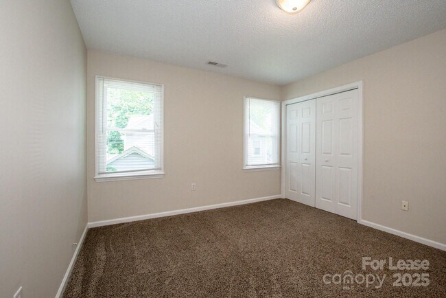 Building Photo - 169 Southhaven Dr