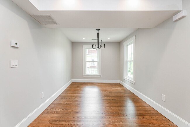 Building Photo - Modern 4bed 3 Bath with 3 parking