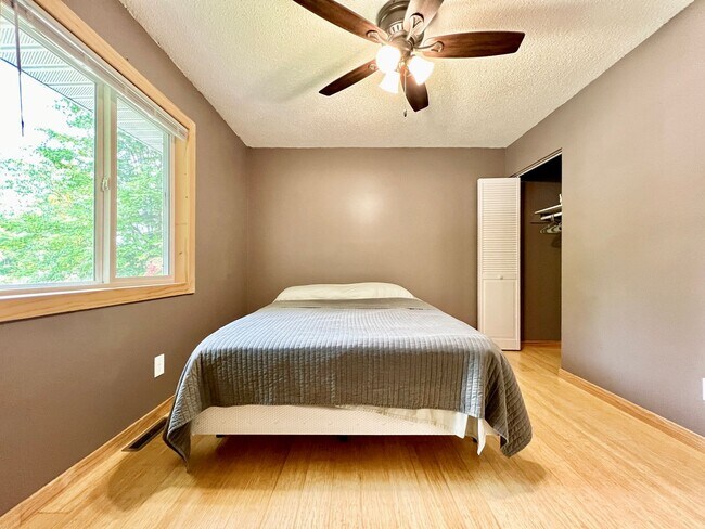 Building Photo - Updated and spacious! Ready for move in!