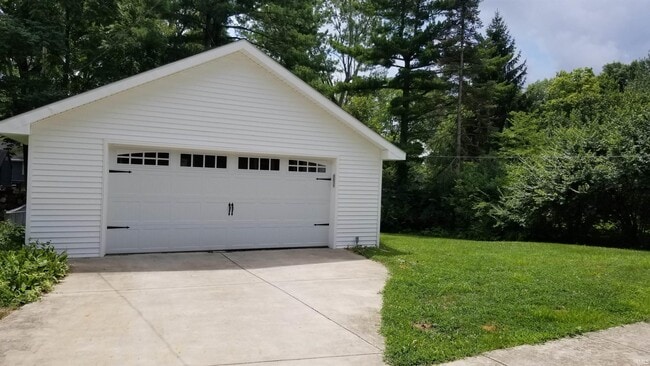 Building Photo - 1025 Hillcrest Rd