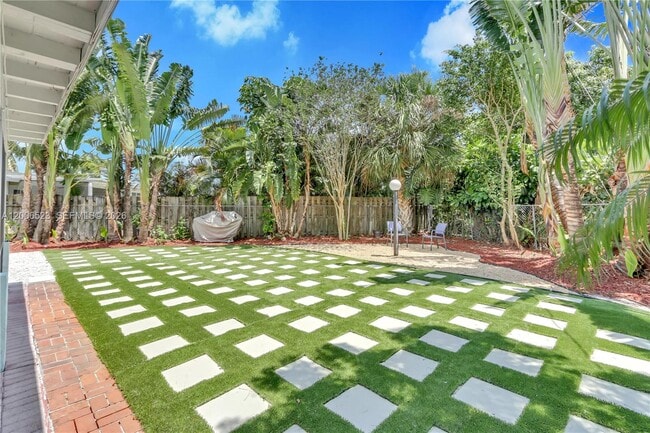 Building Photo - 222 SE 11th Ct