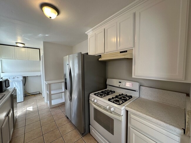 Building Photo - Downtown Bungalow, Pet Friendly, Large Yard