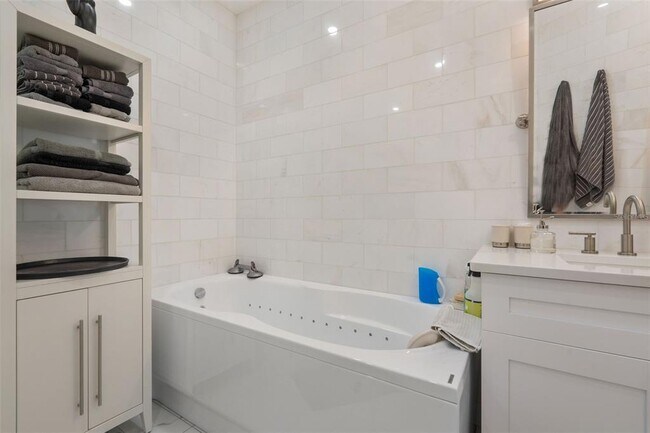 Building Photo - 2741 Via Cipriani