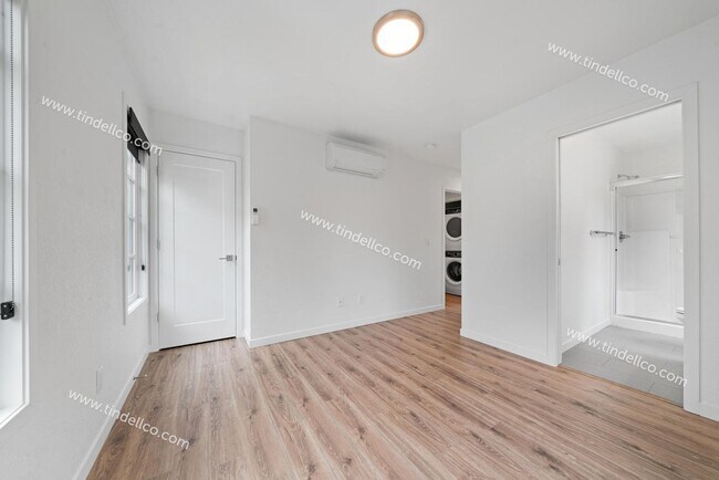 Building Photo - 350DD