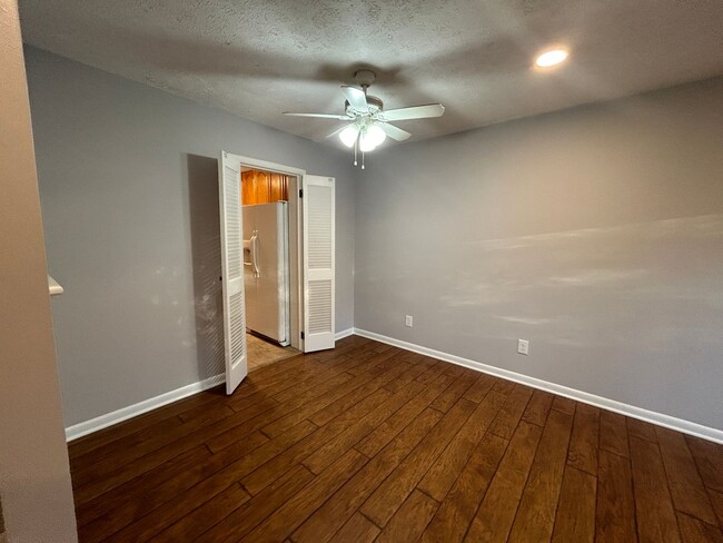 Building Photo - 3 bedroom 2.5 bath townhouse near Milledge...