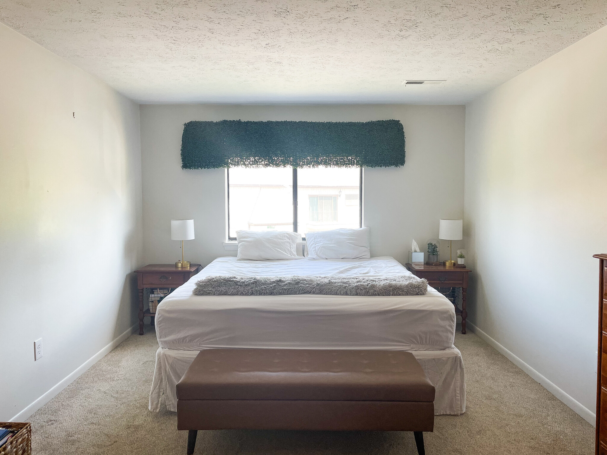 Main bedroom with 1/2 bath and walk in closet. - 29 Great Wood Ct