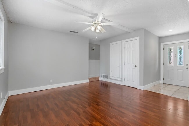 Building Photo - 2121 Travis Dr