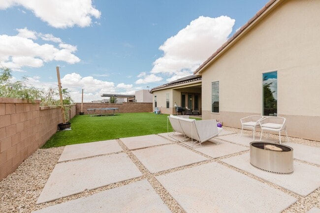 Building Photo - Modern 5 Bedroom Home with Solar Panels - MOVE IN SPECIAL: FIRST MONTH FREE!