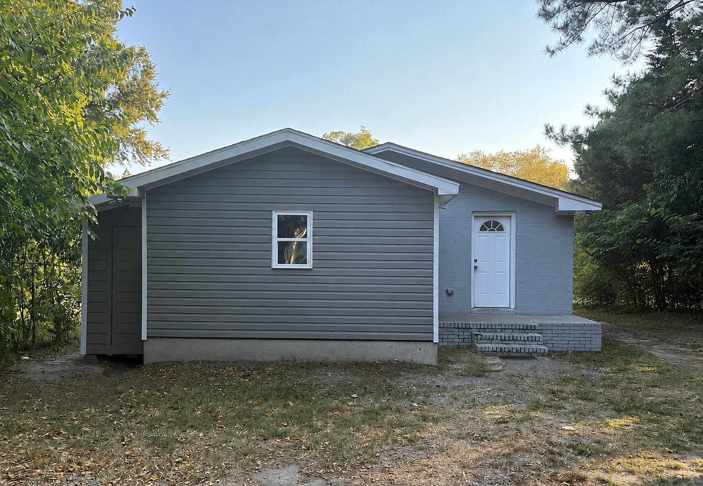 Building Photo - 631 Vance St E