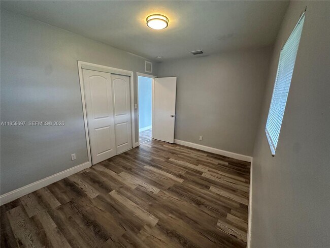 Building Photo - 1306 NW 11th Pl